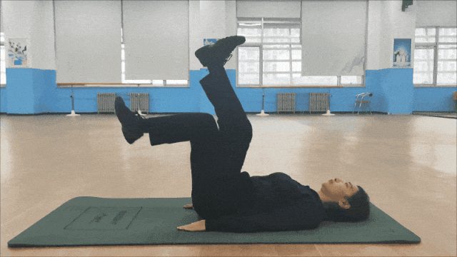 保持一定时, 双膝伸直抬, 双手平放身