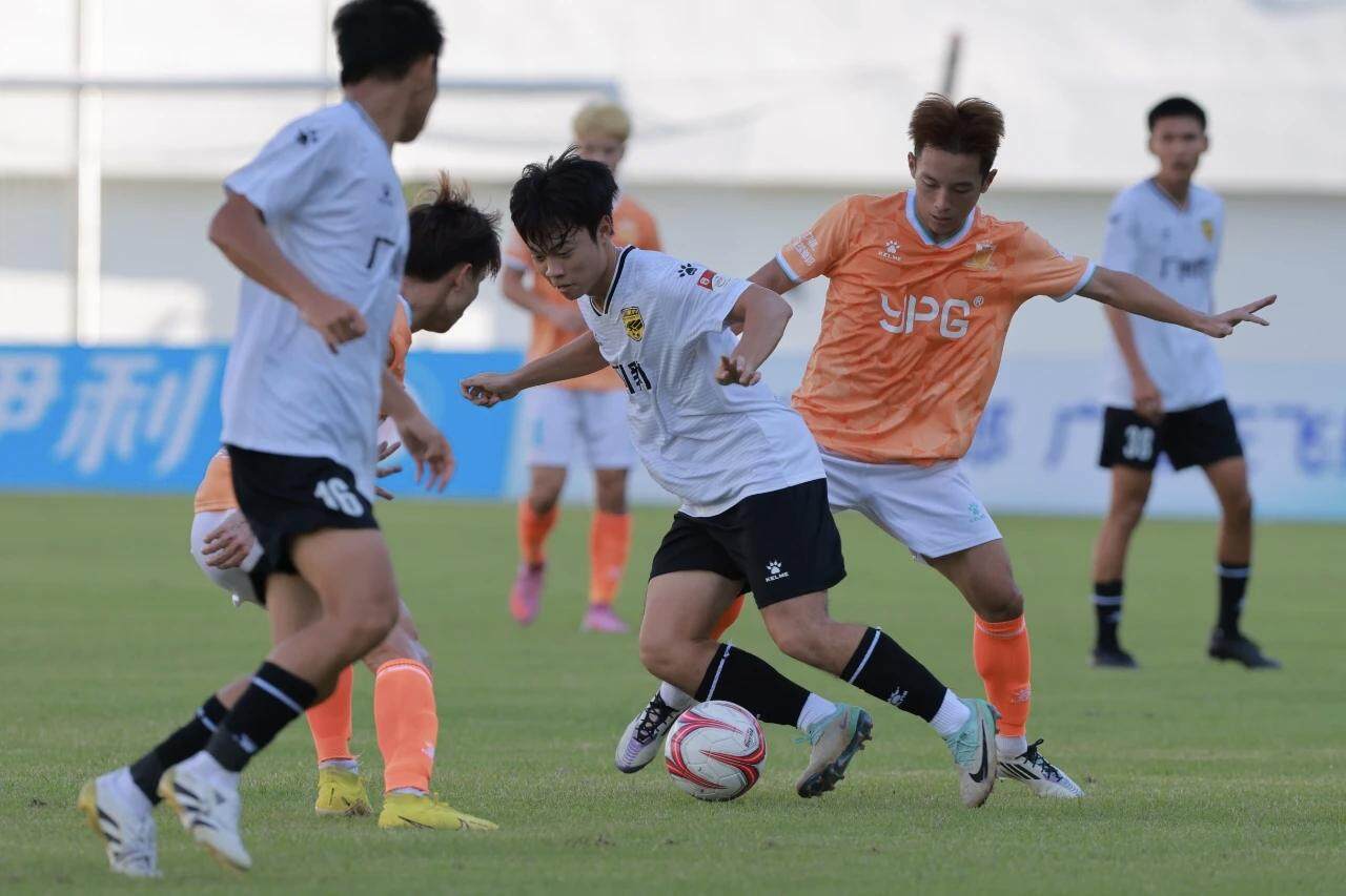 的点球, 有惊无险地, 协会