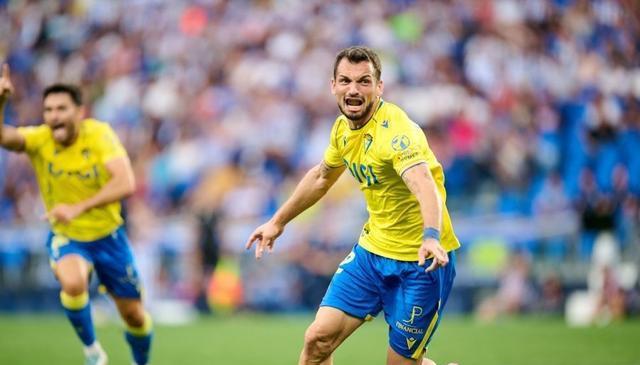 小妖两球桑, 全胜领跑